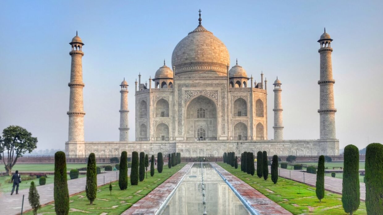 10 Must-Visit Places in India - Taj Mahal